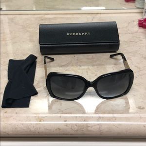 Women’s Burberry Sunglasses with case